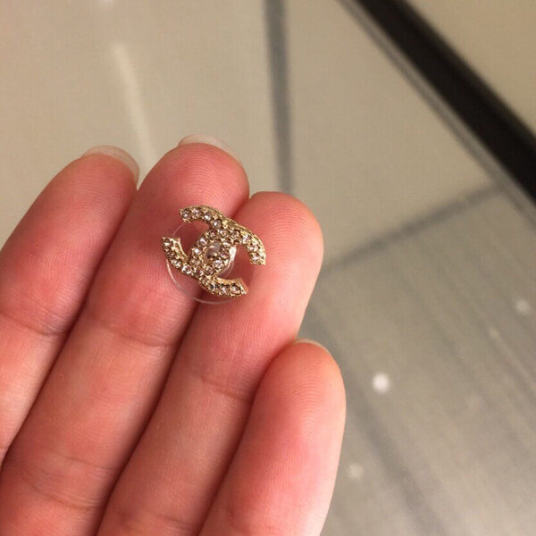希少小さめでキュート シャネル スーパーコピー なん ちゃって ラインストーンCCピアス　ゴールド金具