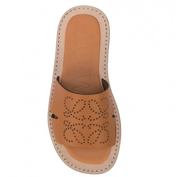 【雑誌掲載】ロエベ 偽物 Perforated Anagram Mule ライトキャラメル 453.10.860