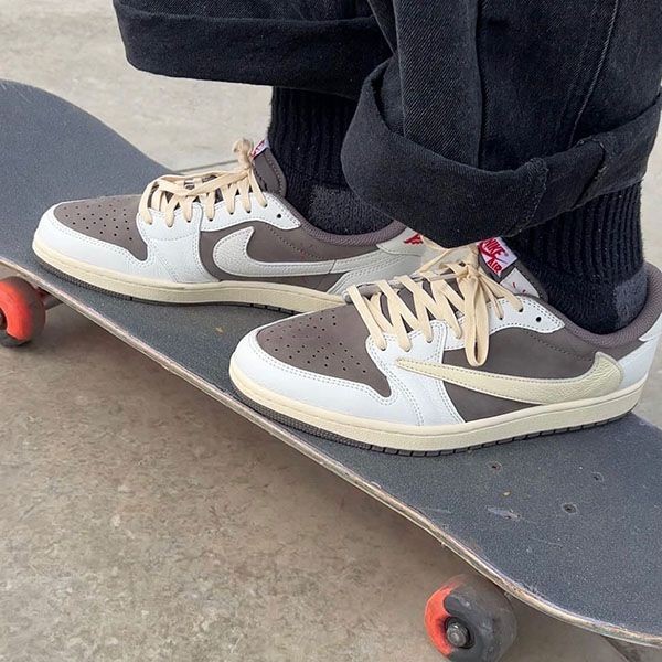 エアジョーダン 偽物 サイト★ ナイキ トラヴィス スーパーコピー★Travis Scott エアジョーダン 1 ロー リバースモカ 偽物 DM7866-162