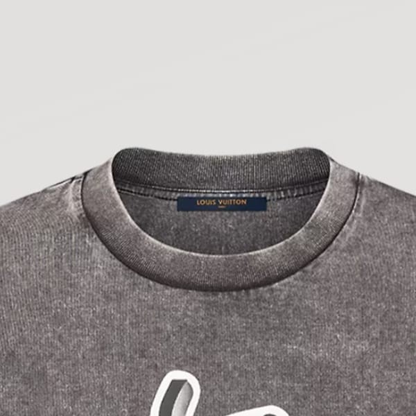 人気急上昇ルイヴィトン 偽物 グラフィックLVシグネチャーTシャツ 1AFFE8