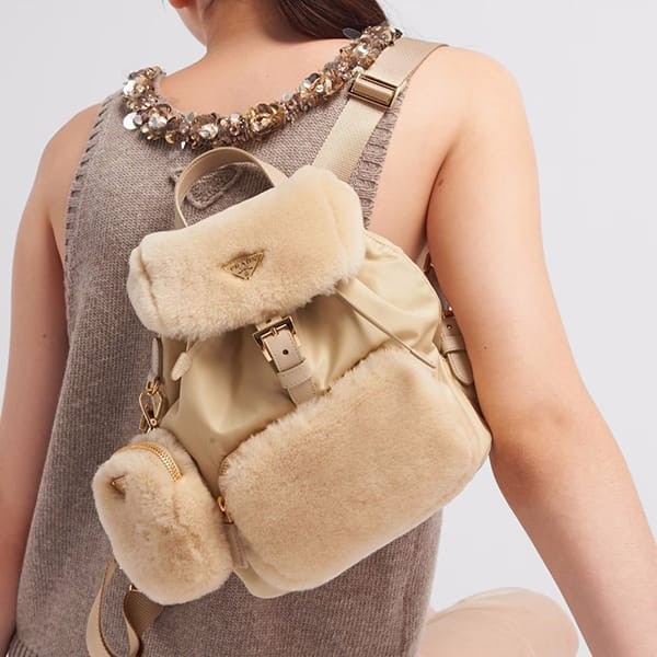 使い勝手の上手☆プラダ 偽物 トライアングル ロゴ Re-Nylon バックパック 1BZ074_K4D_F0F24_V_O1M