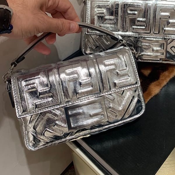 フェンディ 偽物 バゲット スモール クラクリュールレザー バッグ FF 8BS017ALVLF0MK5