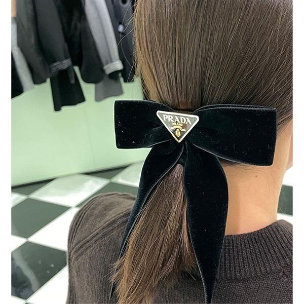 新作で超限定プラダ ベルベットリボン ヘアクリップ 偽物☆ロゴ付きp12221