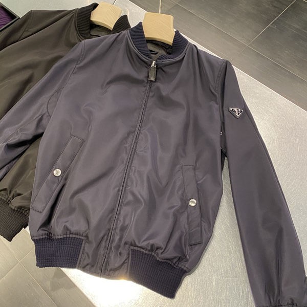 プラダ ボンバー ナイロン ブルゾン 偽物 三角ロゴ ジャケット 黒 SGH038