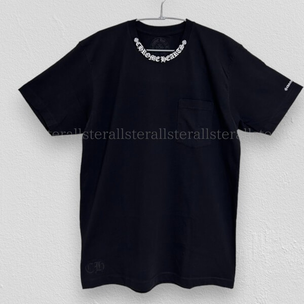 クロムハーツ ネックロゴ プリントTシャツ 偽物