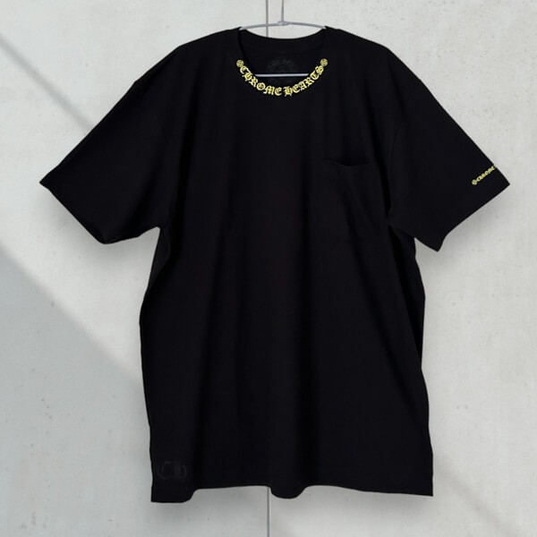 クロムハーツ ネックロゴ プリントTシャツ 偽物