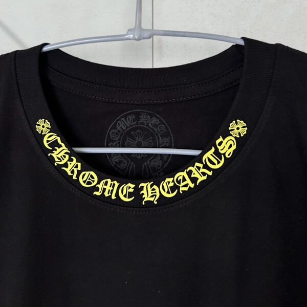 クロムハーツ ネックロゴ プリントTシャツ 偽物