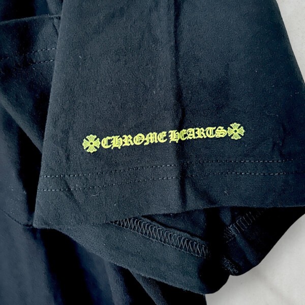クロムハーツ ネックロゴ プリントTシャツ 偽物