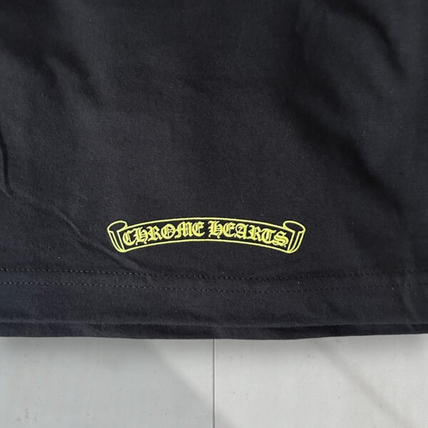 クロムハーツ ネックロゴ プリントTシャツ 偽物