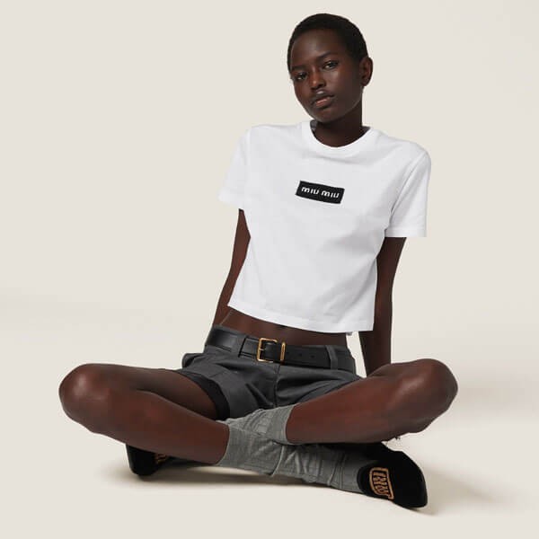 ミュウミュウ ロゴパッチ コットン ジャージー Tシャツ 偽物 MJN49514ATF0009