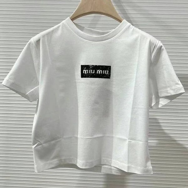 ミュウミュウ ロゴパッチ コットン ジャージー Tシャツ 偽物 MJN49514ATF0009