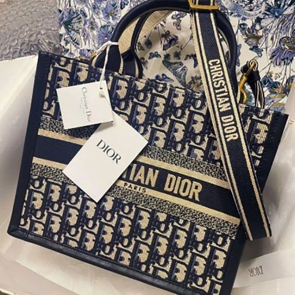 ディオール BOOK TOTE バッグ 偽物 スモール M1325CZBB_M928