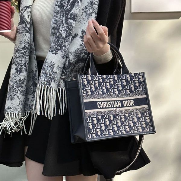 ディオール BOOK TOTE バッグ 偽物 スモール M1325CZBB_M928