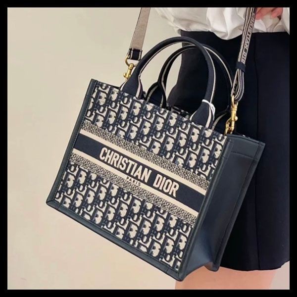 ディオール BOOK TOTE バッグ 偽物 スモール M1325CZBB_M928