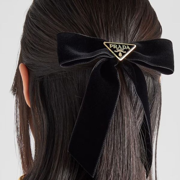 付けるだけで可愛さUP プラダ ベルベット ヘアクリップ 1IF154