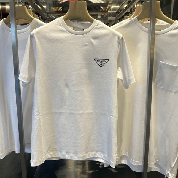 すぐ届く プラダ 三角ロゴTシャツ UJN656