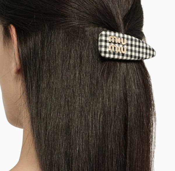 ミュウミュウ ヘアクリップ 偽物パテントレザー ヘアクリップ 5IF092