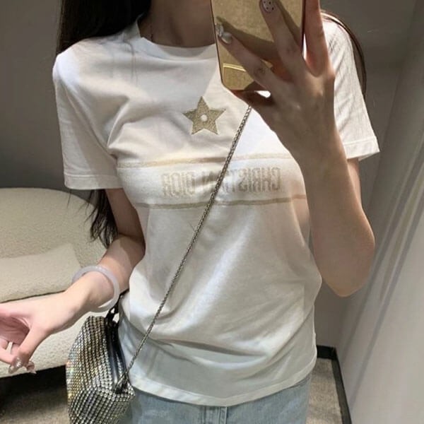 ゴールドトーンのロゴがかわいい DIOR Or Tシャツ 偽物 413T06G4414_X1991
