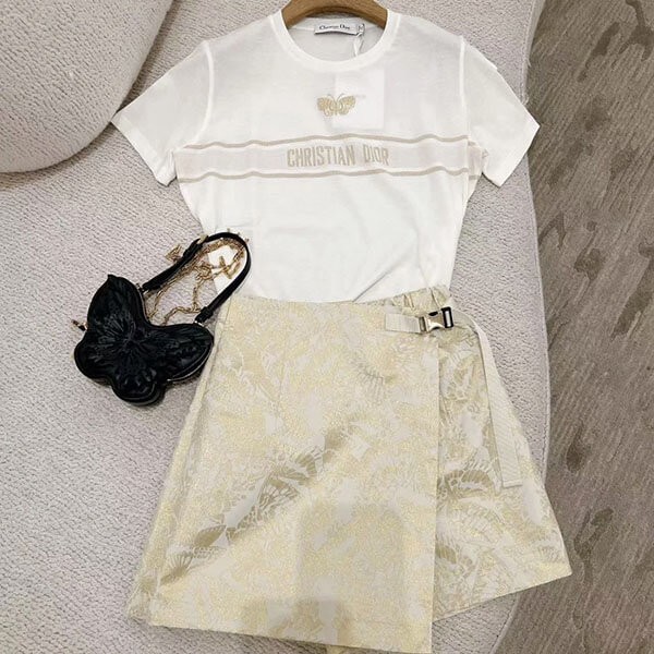 ゴールドトーンのロゴがかわいい DIOR Or Tシャツ 偽物 413T06G4414_X1991
