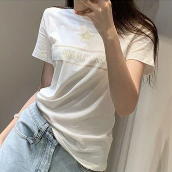 ゴールドトーンのロゴがかわいい DIOR Or Tシャツ 偽物 413T06G4414_X1991