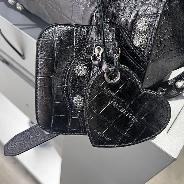 バレンシアガ シティ 偽物 neo cagole s ハートチャーム b08282