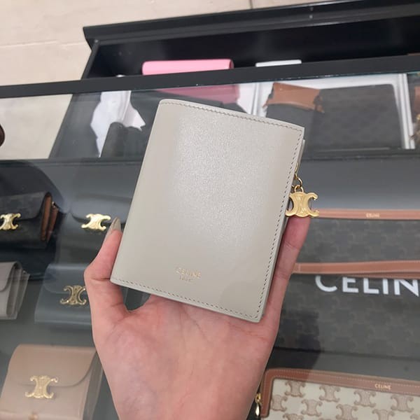 セリーヌ コンパクトウォレット トリオンフ 財布 セブ 島 スーパーコピー2色 10M103FRJ.38NO
