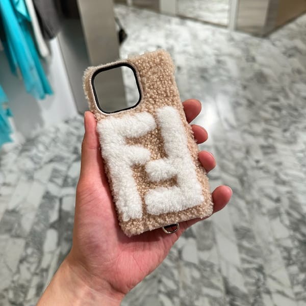 フェンディ モコモコ iPhone13Proケース FFロゴ 香港 スーパーコピー 2色 fd00003