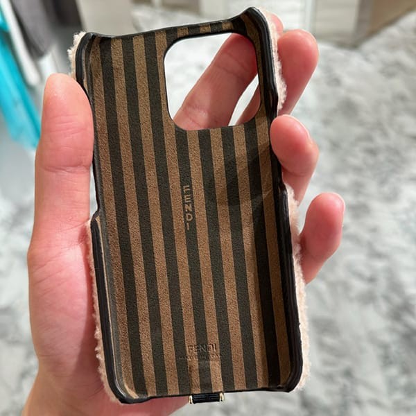 フェンディ モコモコ iPhone13Proケース FFロゴ 香港 スーパーコピー 2色 fd00003