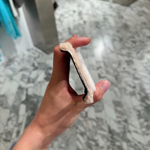 フェンディ モコモコ iPhone13Proケース FFロゴ 香港 スーパーコピー 2色 fd00003