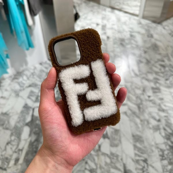 フェンディ モコモコ iPhone13Proケース FFロゴ 香港 スーパーコピー 2色 fd00003
