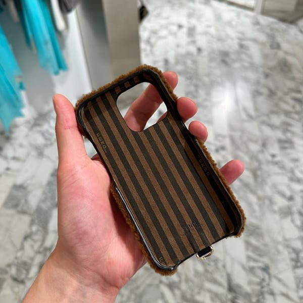 フェンディ モコモコ iPhone13Proケース FFロゴ 香港 スーパーコピー 2色 fd00003