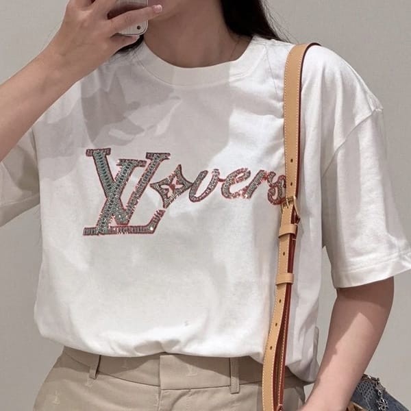 東大門 スーパーコピー ルイヴィトン エンブロイダード Tシャツ 1AFR95