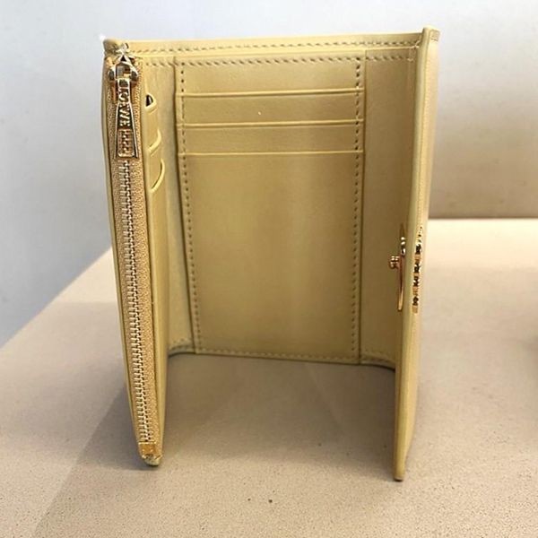 【ロエベ】パファー アナグラム バーティカルウォレット偽物 スモールc821s33x06