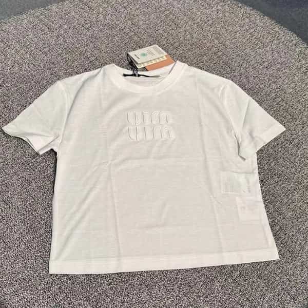 ミュウミュウ エンボスロゴ入りホワイトコットンtシャツ mjn483