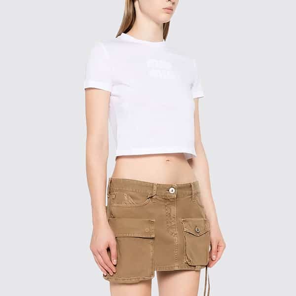ミュウミュウ エンボスロゴ入りホワイトコットンtシャツ mjn483