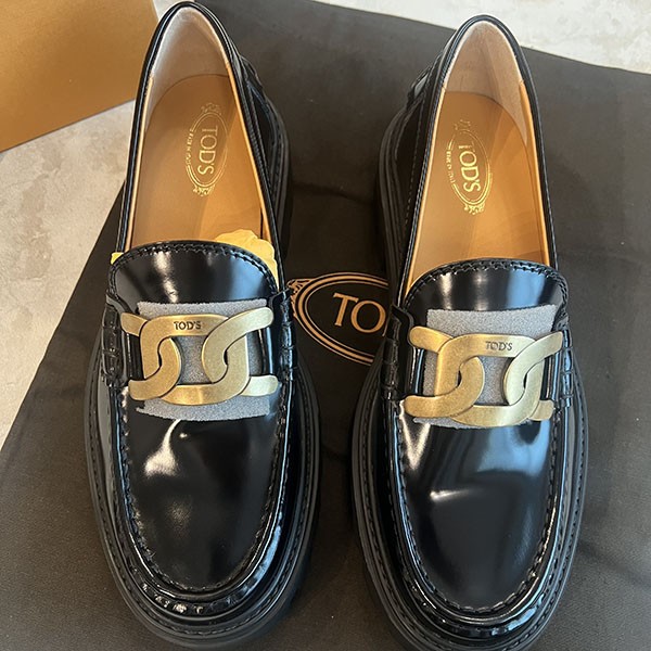 トッズ KATE チェーンモチーフ レザー ローファー XXW08J0HL60SHAB999