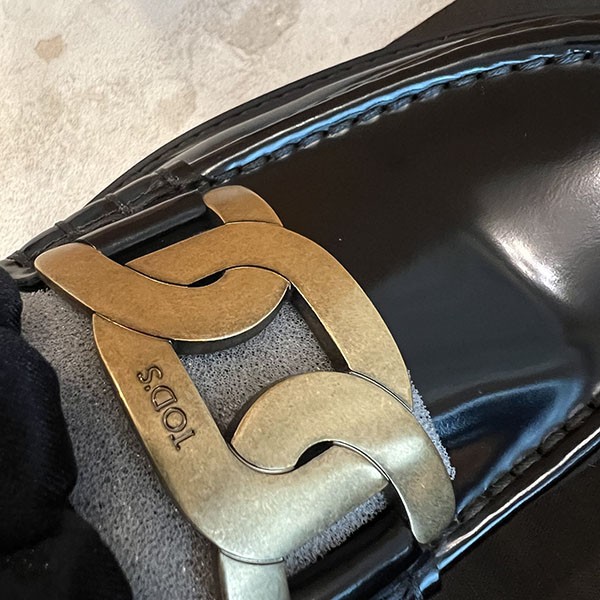 トッズ KATE チェーンモチーフ レザー ローファー XXW08J0HL60SHAB999