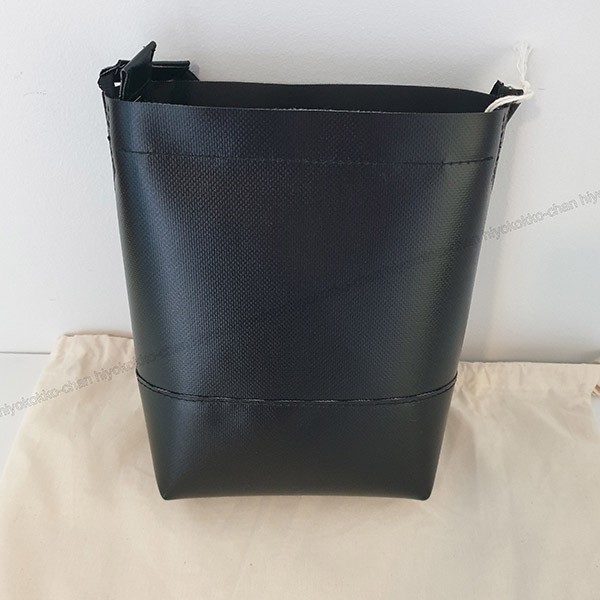 入手困難品！マルニ 偽物 クロスボディバッグ ドローストリングストラップ SBMQ0068A0P576900N99