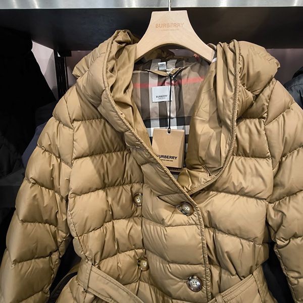 追跡付きで安心届け◆【バーバリー】WITLEY SHORT ベルテッド ダウンコート 偽物 8091112