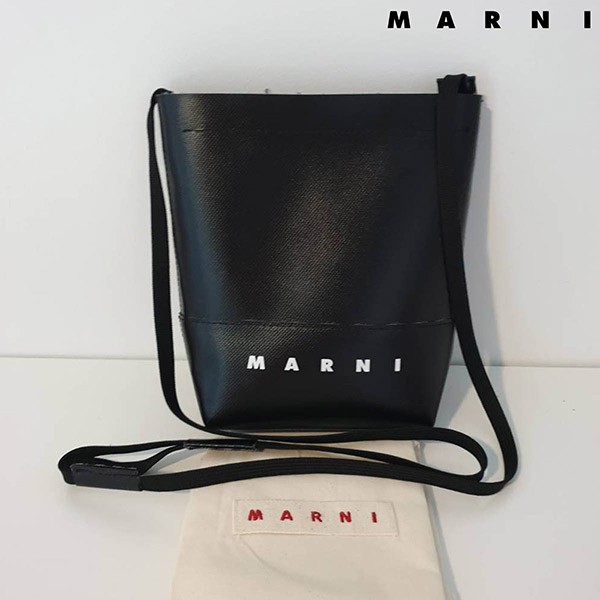 入手困難品！マルニ 偽物 クロスボディバッグ ドローストリングストラップ SBMQ0068A0P576900N99
