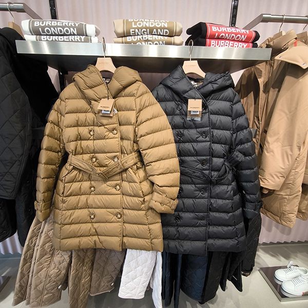 追跡付きで安心届け◆【バーバリー】WITLEY SHORT ベルテッド ダウンコート 偽物 8091112