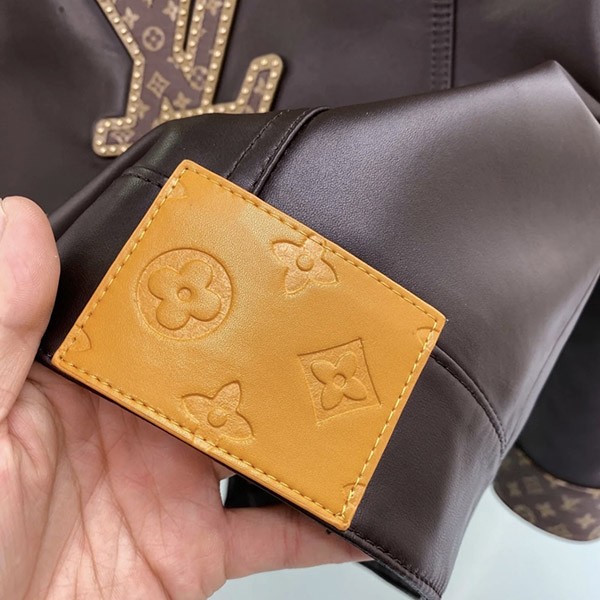 すぐ届☆【トラッカーシルエットが魅力的♪】ルイヴィトン★エンベリッシュド レザートラッカージャケット 偽物 1AHBY5