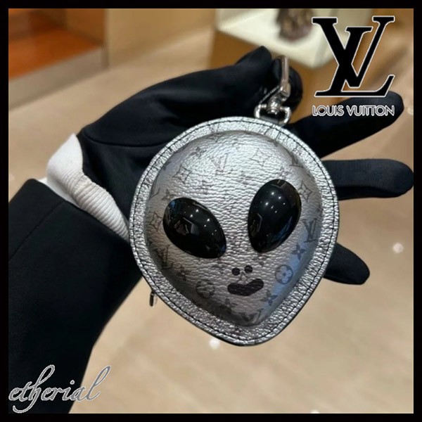 【注目を集める宇宙人ポーチ☆】ルイヴィトン 偽物 ポーチ バッグチャーム･LV エイリアン M02429