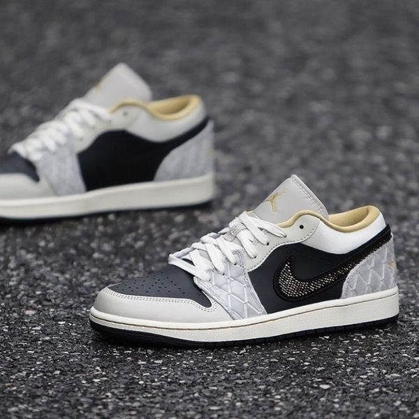 ナイキ ジョーダン1 Low Beaded Swoosh 偽物★海外限定 bs250115