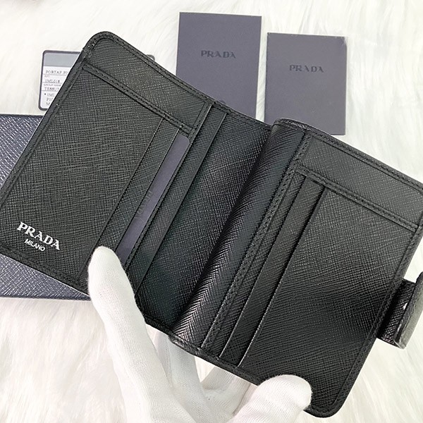 人気話題コラボ！プラダ Zip Compact Wallet ジップコンパクト財布 偽物♪