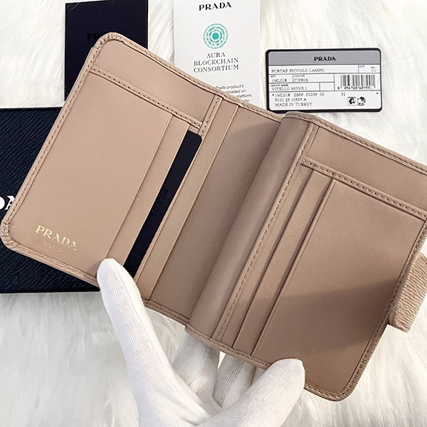 人気話題コラボ！プラダ Zip Compact Wallet ジップコンパクト財布 偽物♪