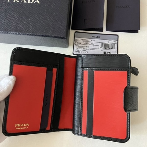 人気話題コラボ！プラダ Zip Compact Wallet ジップコンパクト財布 偽物♪