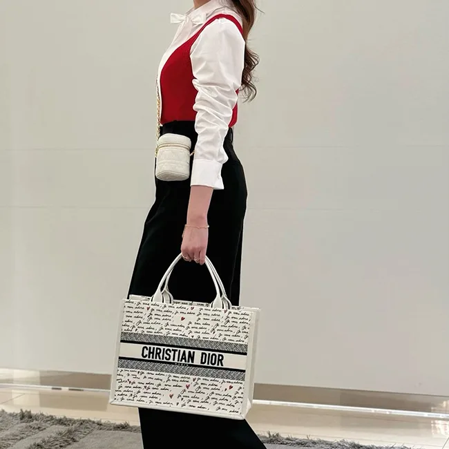 お洒落に★ディオール Book Tote バッグ n級品 ミディアム M1324CZBX_M933