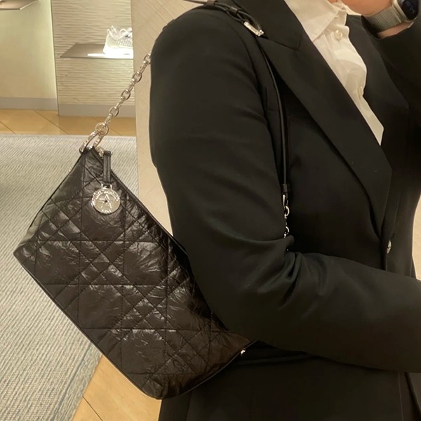 ディオール マクロカナージュ クリンクルド カーフスキン ホーボーバッグ 偽物 S3202PNIO_M900