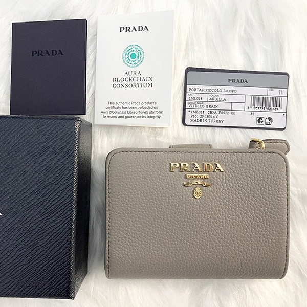 人気話題コラボ！プラダ Zip Compact Wallet ジップコンパクト財布 偽物♪